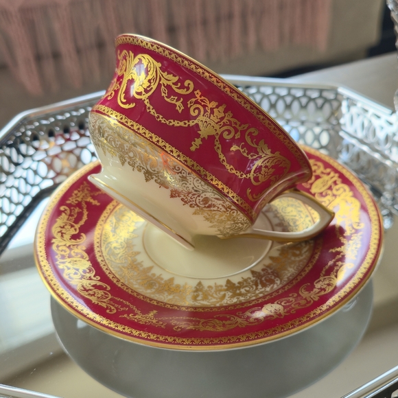 Elegant Red and Gold Teacup and Saucer - Picture 7 of 13